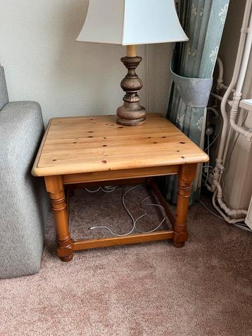 Grenen bijzettafel 70 x 70 cm beschikbaar voor biedingen