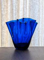 Kobalt blauwe glazen zakdoek vaas - vintage., Huis en Inrichting, Woonaccessoires | Vazen, Blauw, Ophalen of Verzenden, Minder dan 50 cm
