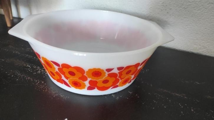 Vintage schaal Arcopal Lotus rood oranje 23 cm, Huis en Inrichting, Keuken | Servies, Gebruikt, Schaal of Schalen, Overige stijlen