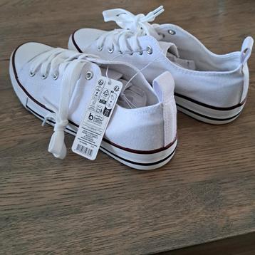 Witte Sneakers - Maat 40 - Nieuw beschikbaar voor biedingen