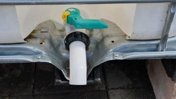 IBC tank grote uitloop beschikbaar voor biedingen