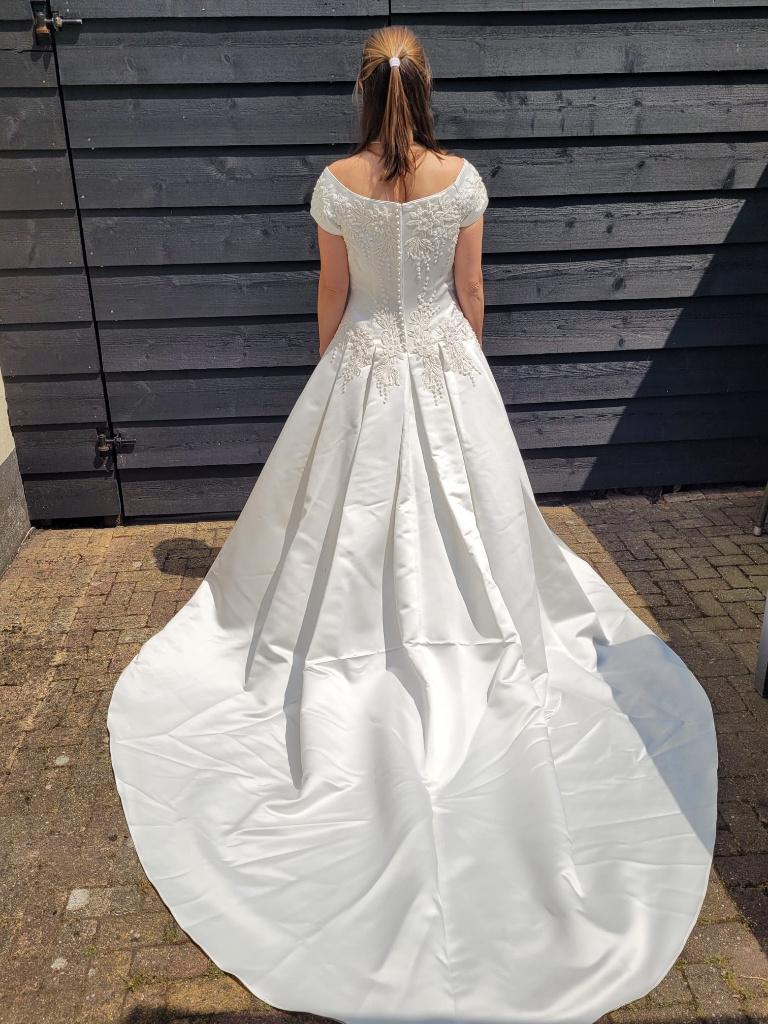 Witte trouwjurk met bloemversiering, Ophalen, Gedragen, Wit, Trouwjurk