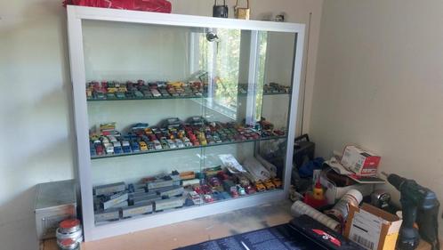 aluminium vitrinekast met sleutels en legplaten, Huis en Inrichting, Kasten | Vitrinekasten, 25 tot 50 cm, Met deur(en), Met plank(en)