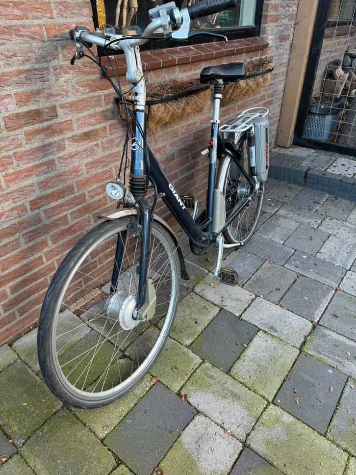 Elektrische fiets, Fietsen en Brommers, Elektrische fietsen, Gebruikt, Giant, 30 tot 50 km per accu, Ophalen