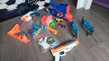 Pakket: nerf nitro blaster, 2 x losse nerf, pijltjes etc... beschikbaar voor biedingen
