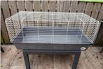 GROTE NIEUWE kooi met grijze bak/ witte tralies + hooiruif !, Dieren en Toebehoren, Kooi, 110 cm of meer, Ophalen, Minder dan 60 cm