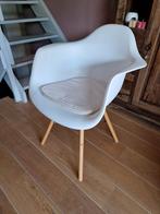 Mooie witte kuipstoel van de Kwantum, Huis en Inrichting, Stoelen, Ophalen, Kunststof, Wit, Zo goed als nieuw