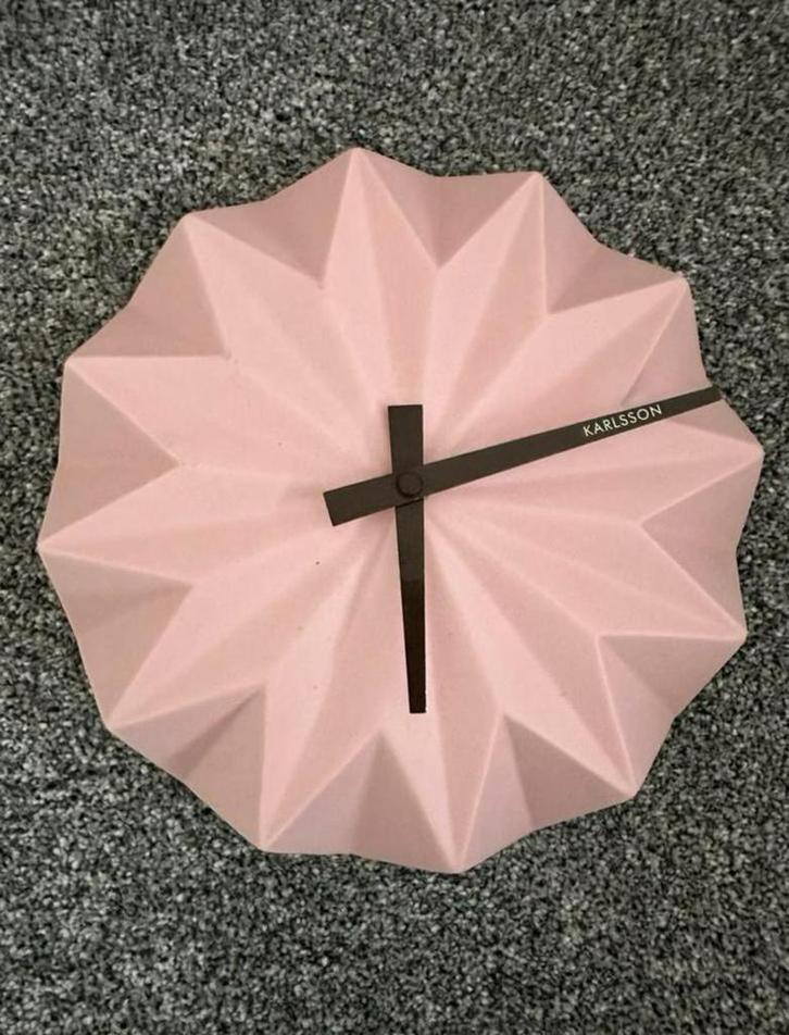 Karlsson Origami Design Klok - Roze, Huis en Inrichting, Woonaccessoires | Klokken, Zo goed als nieuw, Wandklok, Analoog, Ophalen of Verzenden