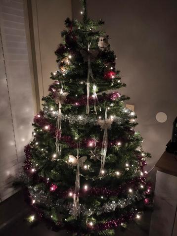 Kunstkerstboom H155 met pot en versiering beschikbaar voor biedingen