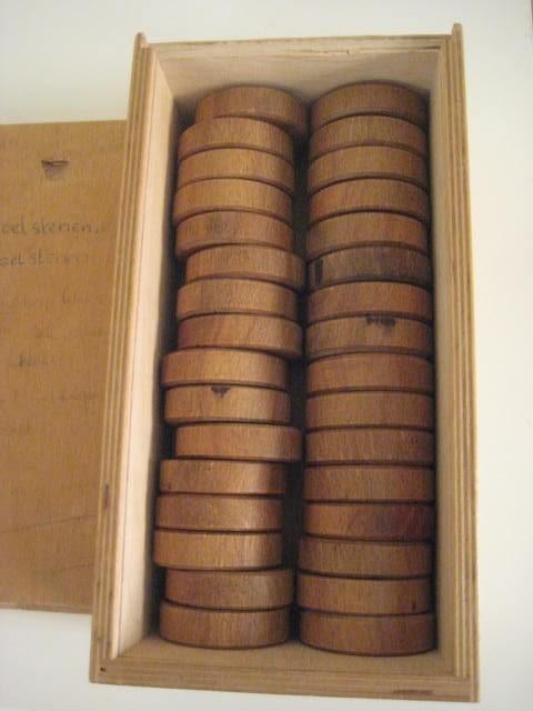 Houten kistje met 32 beukenhouten sjoelstenen sjoelschijven, Hobby en Vrije tijd, Ophalen of Verzenden, Gebruikt
