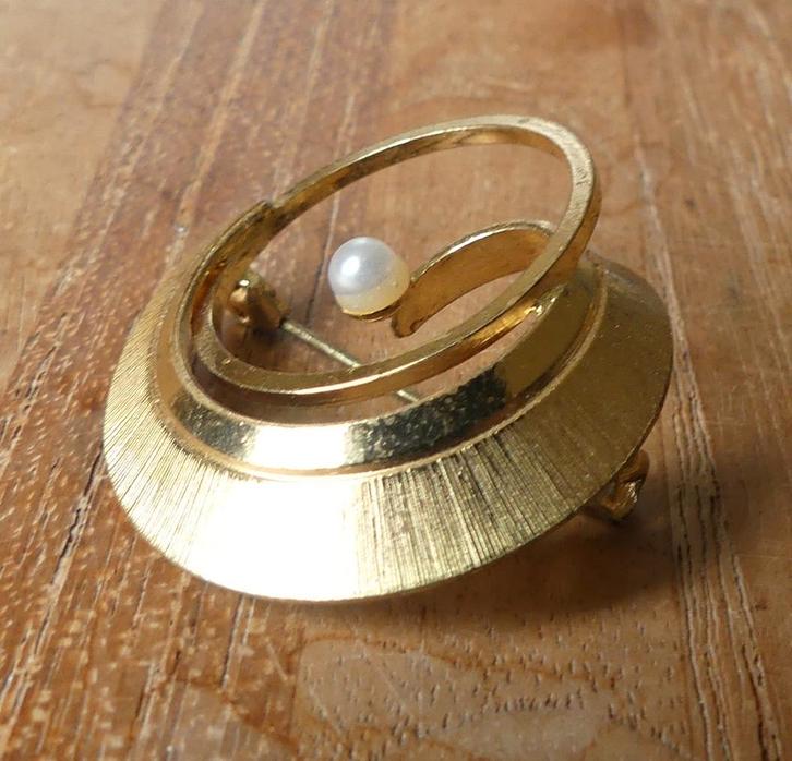 Goudkleurige broche cirkel pareltje, Sieraden, Tassen en Uiterlijk, Broches, Gebruikt, Overige materialen, Goud, Minder dan 4 cm