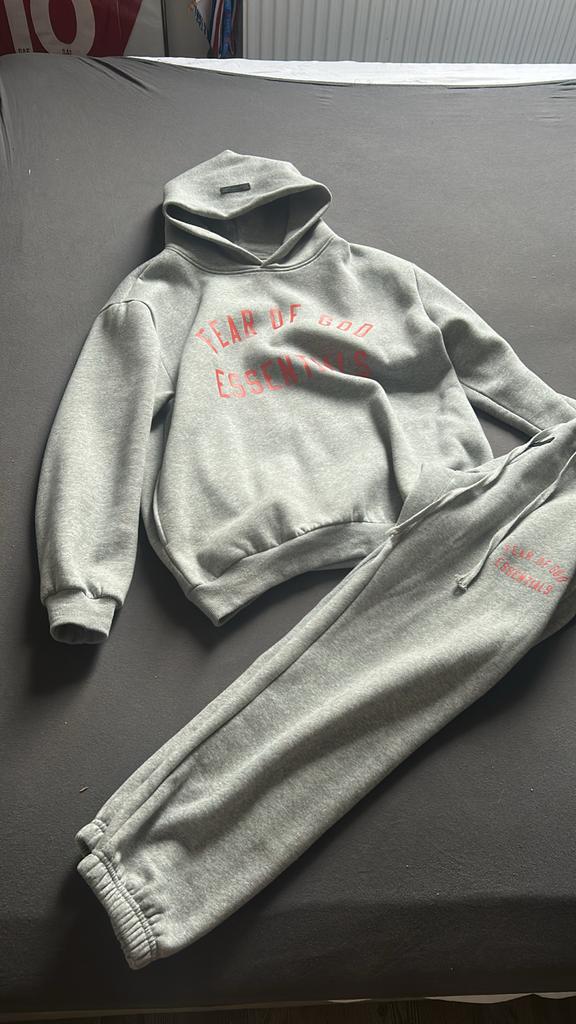 Fear of God Essentials Pak Maat M - Grijs met Rood Logo, Kleding | Heren, Truien en Vesten, Ophalen of Verzenden, Zo goed als nieuw