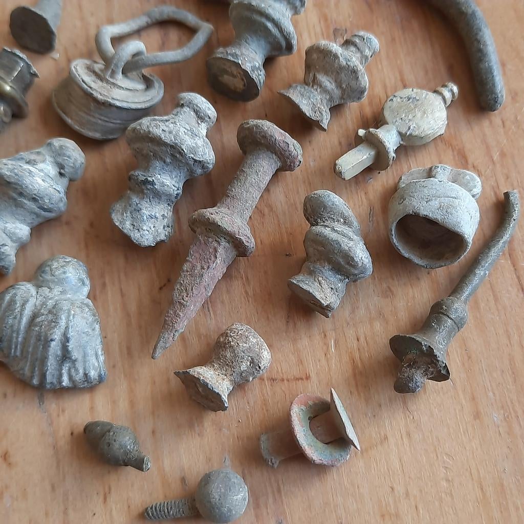 Bodemvondst Friesland: Antieke Ornamenten Knoppen, Verzenden