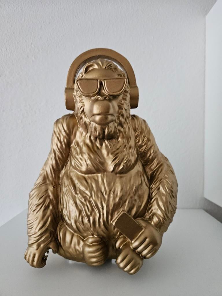 Gouden aap met koptelefoon en zonnebril 23 cm hoog., Huis en Inrichting, Woonaccessoires | Overige, Ophalen, Kunststof, Zo goed als nieuw
