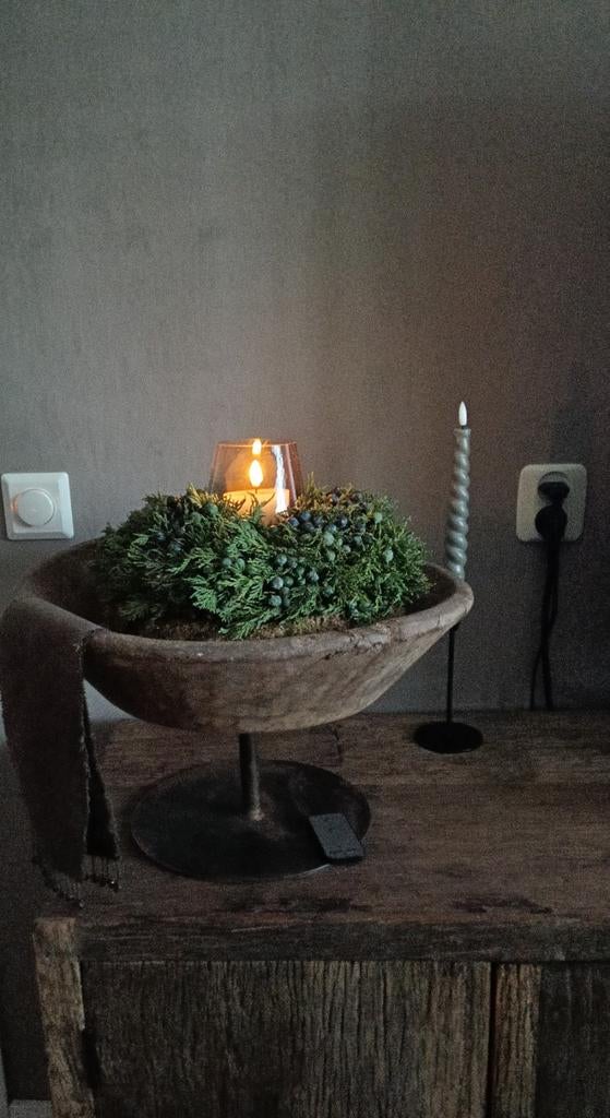 Oude sobere/brocante India  houten schaal op voet, Schaal, Rond, Ophalen of Verzenden, Zo goed als nieuw