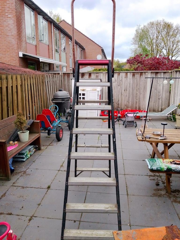 Altrex trap 8 treden - prima staat, Ophalen