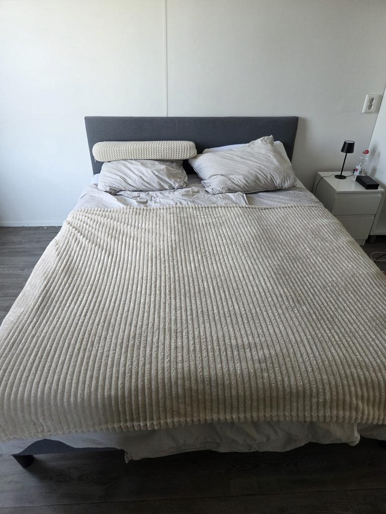 Bed, Tweepersoons, Ophalen of Verzenden, Zo goed als nieuw, Grijs