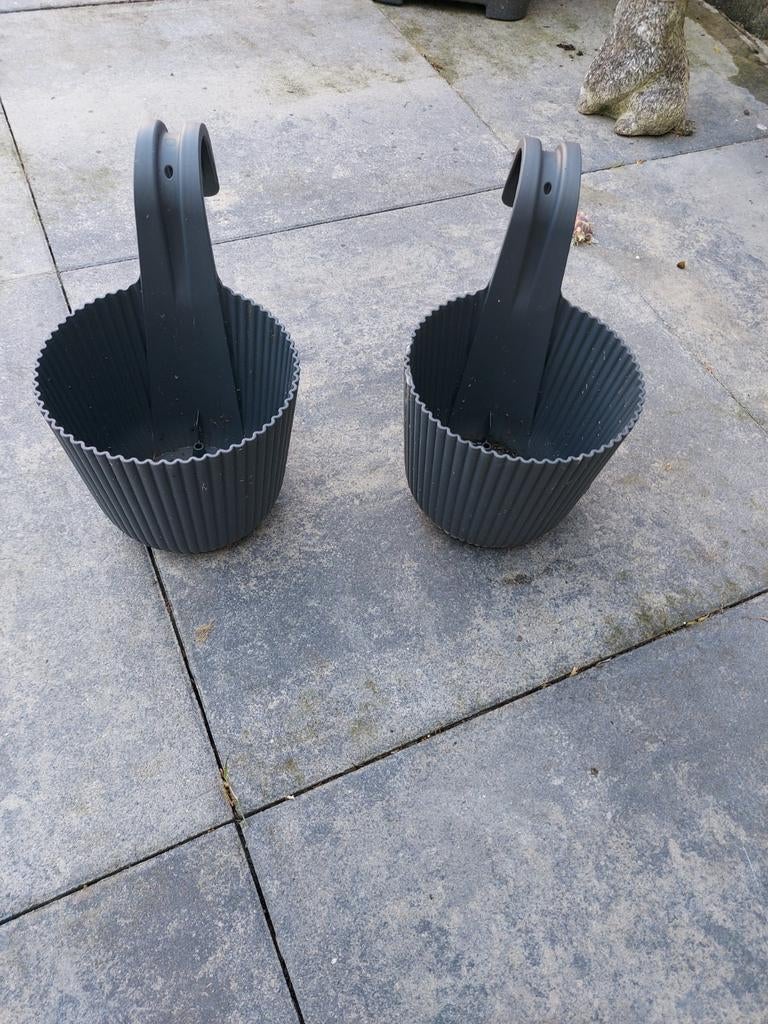 2 KUNSTSTOF  HANG BLOEMPOTTEN, Ophalen, Kunststof, Minder dan 30 cm, Balkon