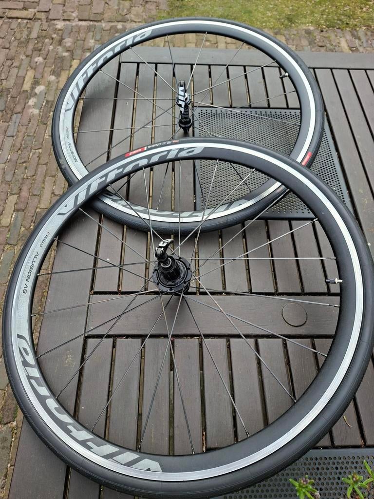 Vittoria Alusion AS wielset 28 inch met nieuwe banden, Fietsen en Brommers, Band, Vittoria, Ophalen of Verzenden, Zo goed als nieuw