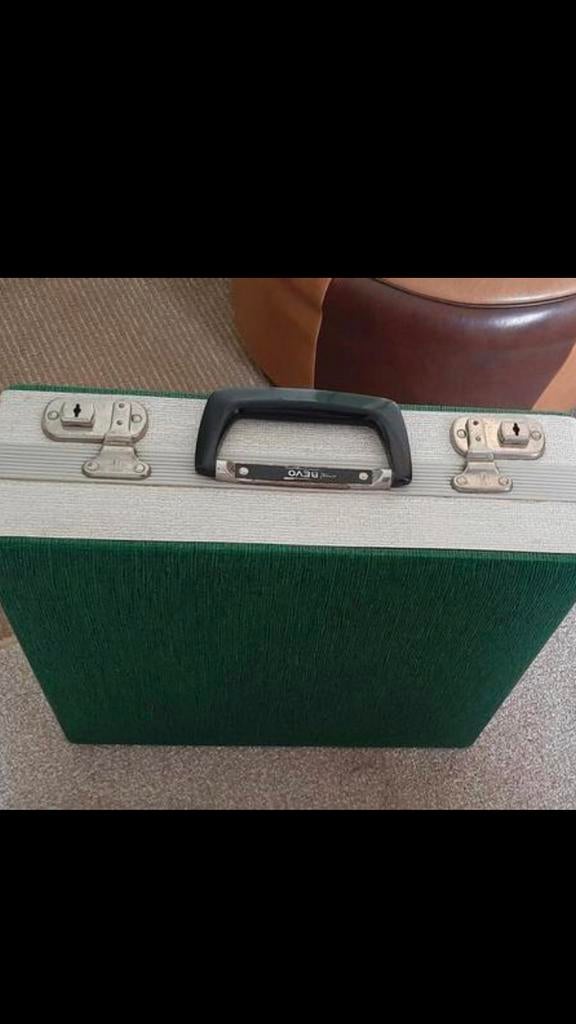 Ik ben Op zoek naar deze groene puntgave Bevon lp koffer, Cd's en Dvd's, Vinyl | Overige Vinyl, Ophalen of Verzenden, Zo goed als nieuw