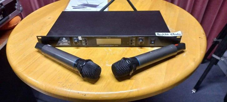 Devine dubbele draadloze microfoon. 1 microfoon defect ., Muziek en Instrumenten, Microfoons, Gebruikt, Zangmicrofoon, Draadloos