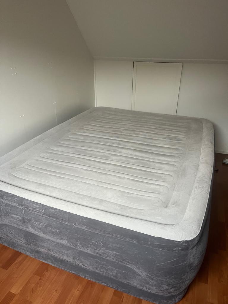 Intex Luchtbed 2-persoons grijs 218x170x64 cm, Ophalen of Verzenden, Ingebouwde pomp, Zo goed als nieuw, 2-persoons