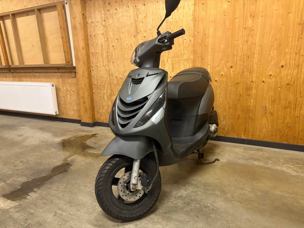 Piaggio zip 2013 snor, Fietsen en Brommers, Scooters | Piaggio, Zo goed als nieuw, Zip, Benzine, Ophalen