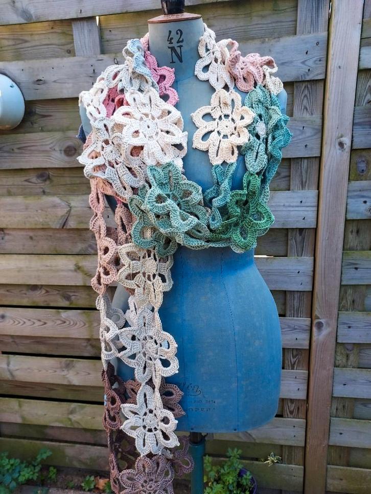 Stijlvolle gehaakte bloemen sjaal in overlopende kleuren, Kleding | Dames, Mutsen, Sjaals en Handschoenen, Nieuw, Sjaal, Maat 46/48 (XL) of groter