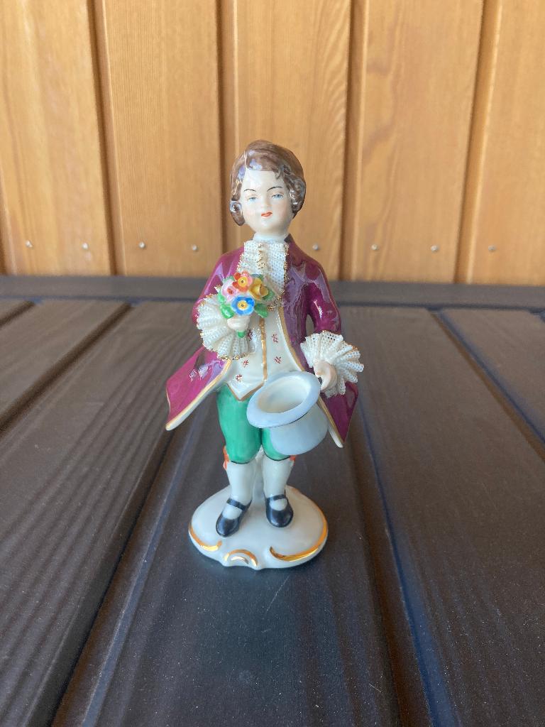 Frankenthal figuur nummer 11 jongeling met bos bloemen, Ophalen of Verzenden