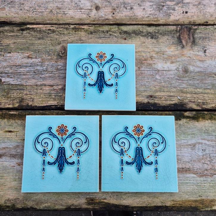 64 art nouveau wandtegels Hemiksem lichtblauwe ondergrond, Antiek en Kunst, Antiek | Wandborden en Tegels, Ophalen