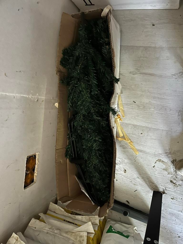 Kunstkerstboom en doos kerstversiering, Ophalen