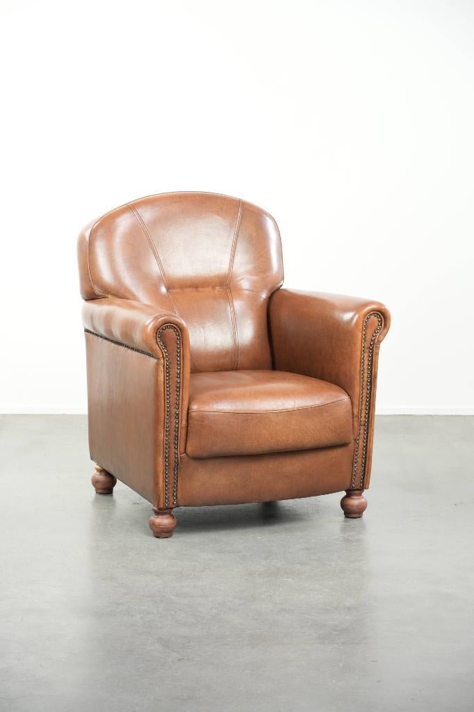 Mooie schapenleren fauteuil met een afwerking met siernagels, Ophalen, Gebruikt, ., .