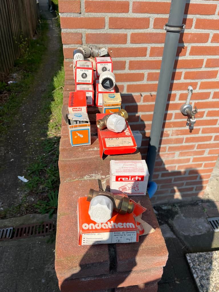 Diverse verwarmingsonderdelen: thermostaten en ventielen, Ophalen of Verzenden, Nieuw