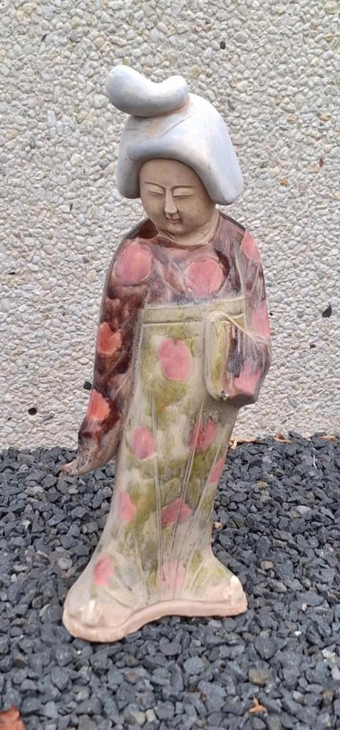 Oud Japans keramisch beeld in traditionele kleding., Antiek en Kunst, Antiek | Keramiek en Aardewerk, Ophalen