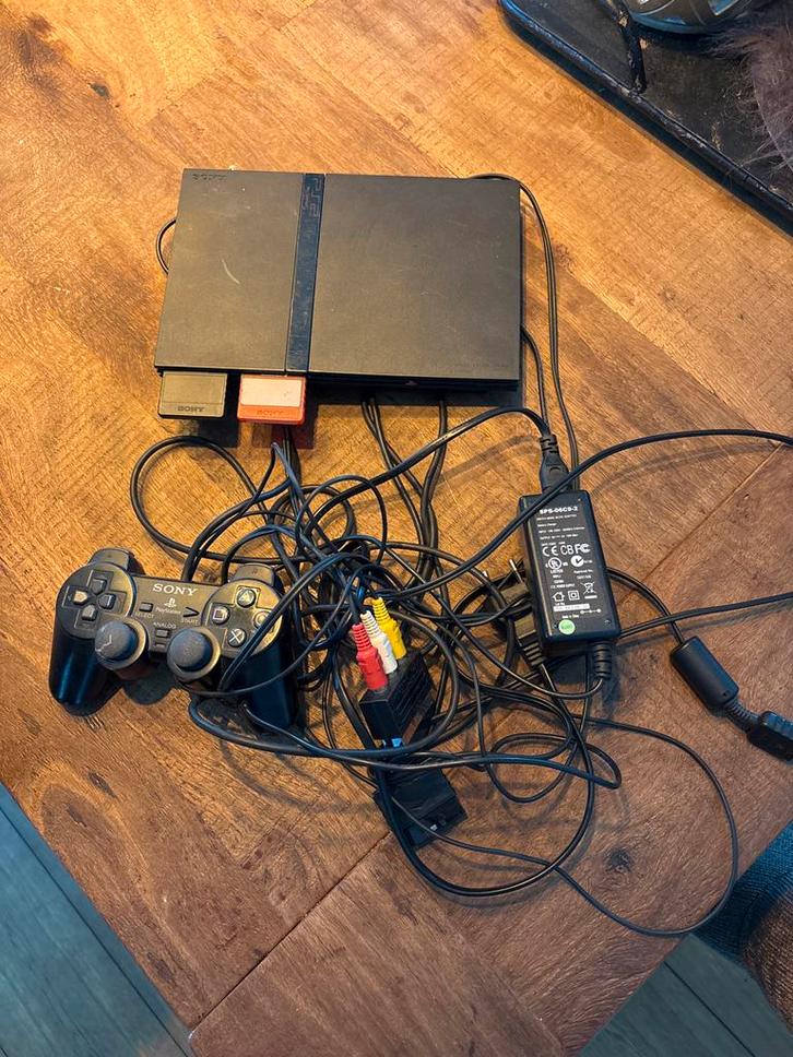 PlayStation 2 met 100+ spellen, controller en kabels, Spelcomputers en Games, Spelcomputers | Sony PlayStation 2, Gebruikt, Slim