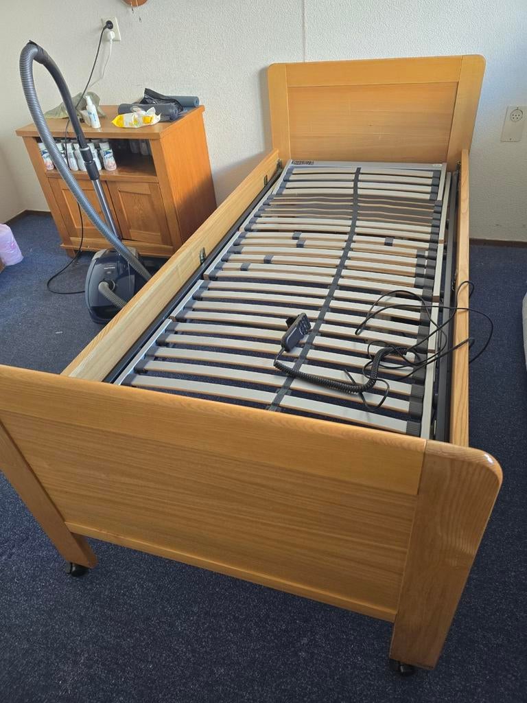 Bed met verstelbare lattenbodem, Ophalen, 90 cm, Eenpersoons, Zo goed als nieuw