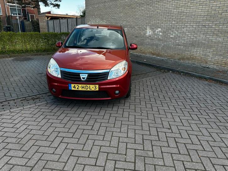 Dacia Sandero 1.6 MPI 90 2008 Rood met nieuwe apk, Auto's, Dacia, Particulier, Sandero, Benzine, D, Hatchback, Handgeschakeld