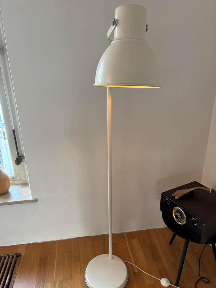 Witte IKEA vloerlamp, Huis en Inrichting, Lampen | Vloerlampen, Zo goed als nieuw, 150 tot 200 cm, Metaal, Ophalen