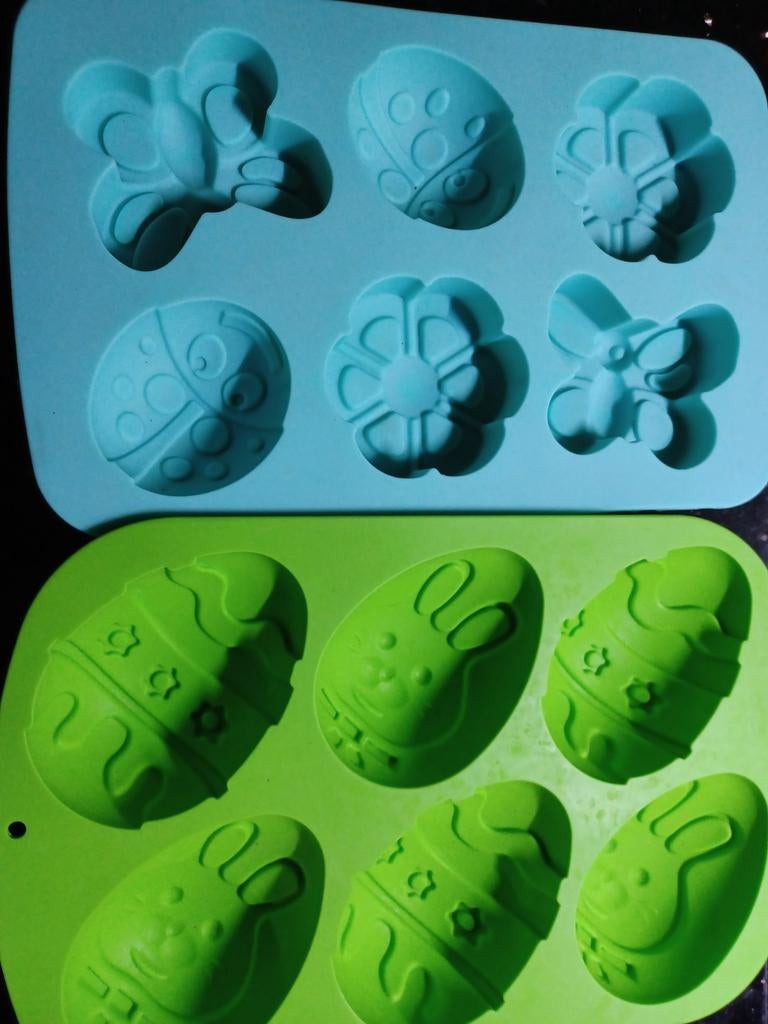 Twee siliconen bakvormen ei vlinder bloem lieveheersbeestje, Ophalen of Verzenden, Zo goed als nieuw