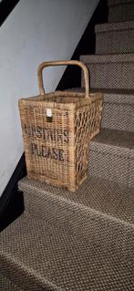 Vintage rieten trapmand met tekst "UPSTAIRS PLEASE", Ophalen, Gebruikt, Mand, Riet