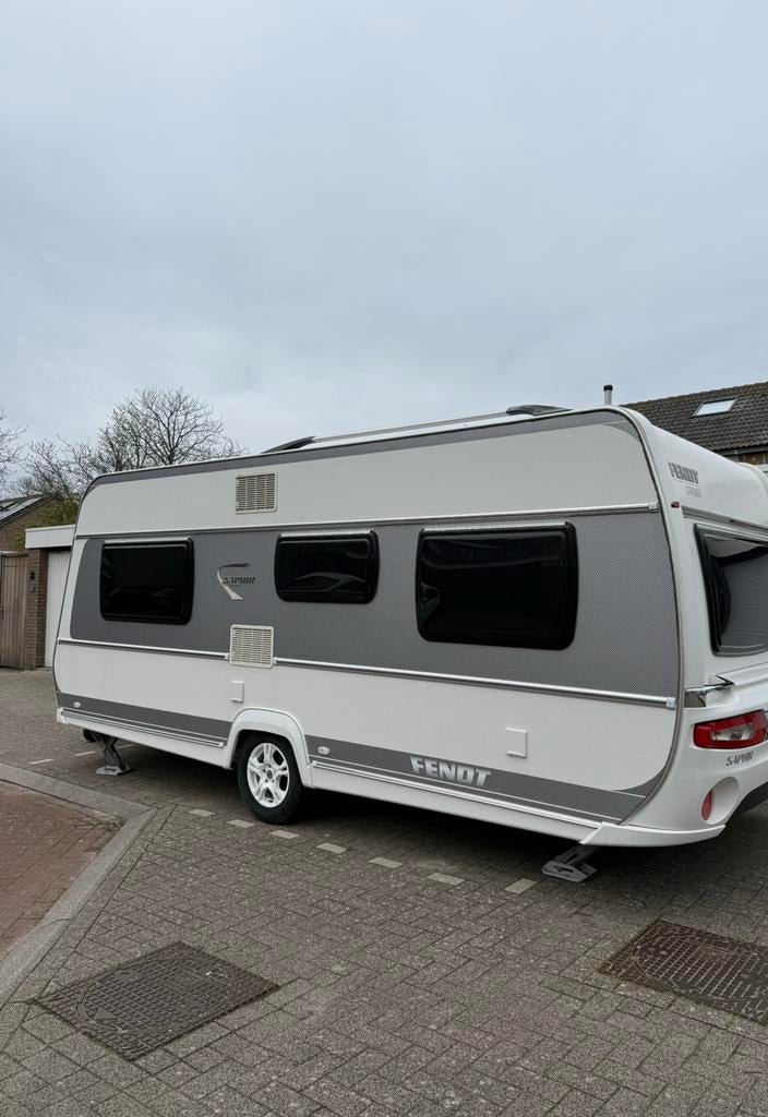 Fendt Saphir 495 SFB Blackline (2013) – 4 slaapplaatsen, Caravans en Kamperen, Rondzit, Frans bed, Particulier, 1250 - 1500 kg