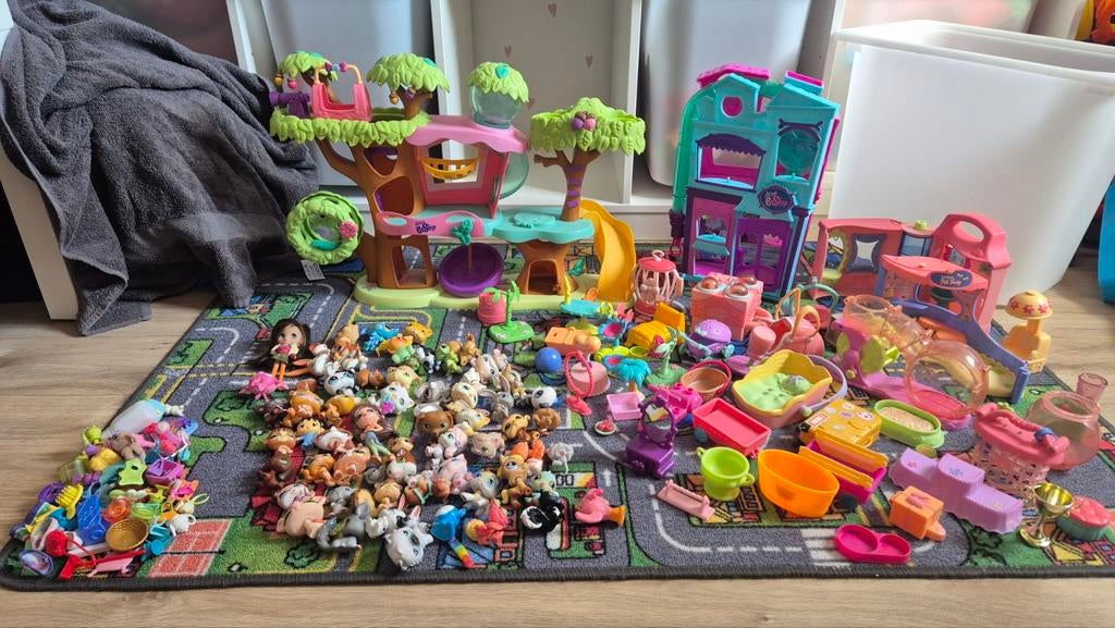 Littlest Pet Shop set met boomhut, huis en veel diertjes, Kinderen en Baby's, Speelgoed | Overig, Ophalen of Verzenden