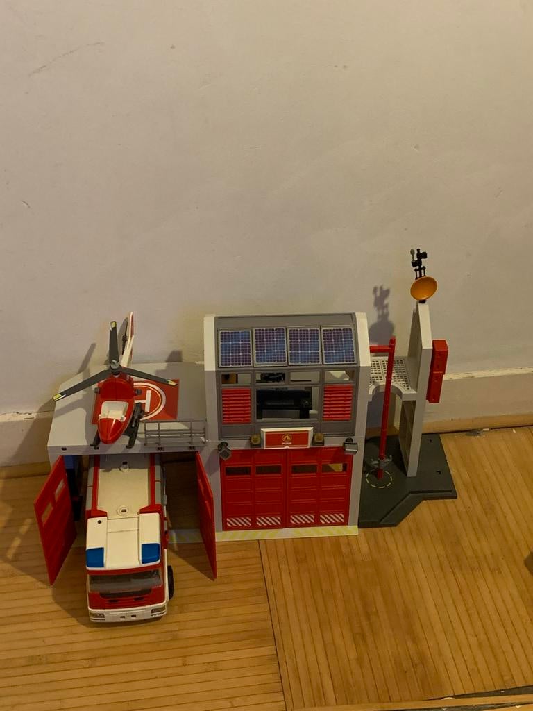 Playmobil Brandweerkazerne met voertuigen en helikopter, Kinderen en Baby's, Speelgoed | Playmobil, Ophalen of Verzenden, Gebruikt