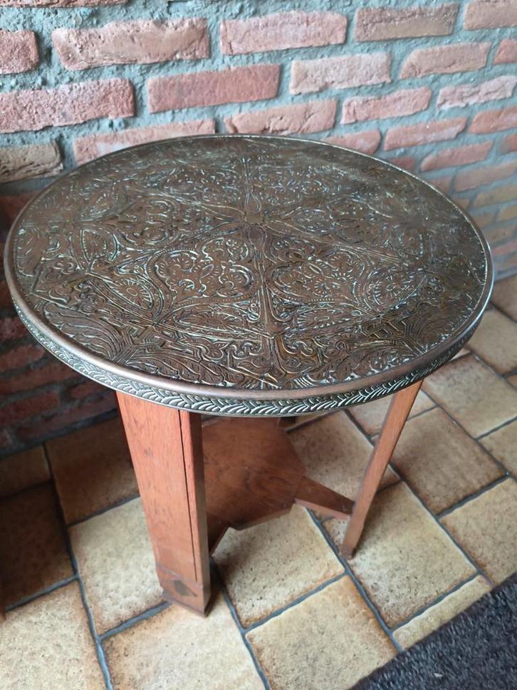 * Rond eikenhouten tafeltje met rijk versierd koperen blad *, Antiek en Kunst, Antiek | Meubels | Tafels, Ophalen