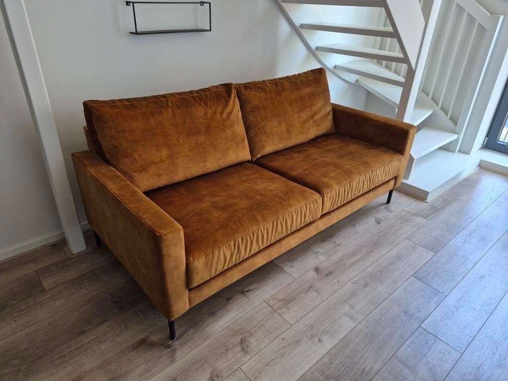 Comfortabele cognackleurige tweepersoonsbank, Huis en Inrichting, Banken | Bankstellen, Ophalen, Modern, Fluweel, 150 tot 200 cm