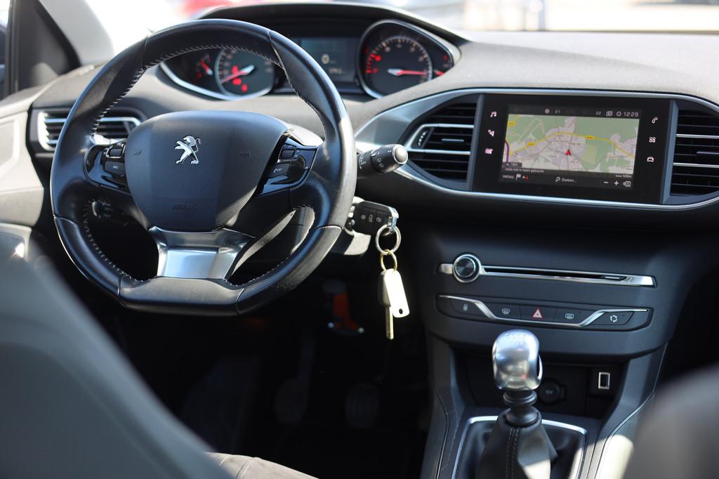 Peugeot 308 1.2 ALLURE | NAVI | CLIMA | CARPLAY | NAP, Voorwielaandrijving, Gebruikt, Euro 6, 1199 cc