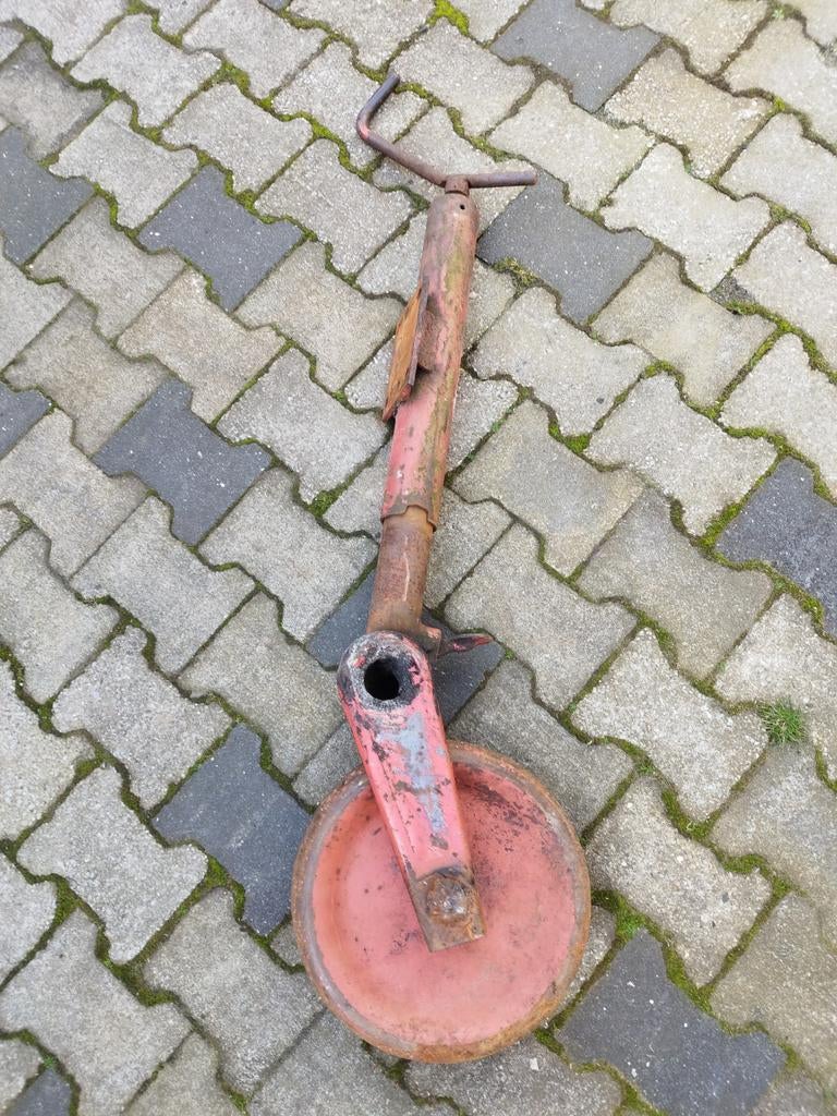 IJzeren steunwiel van een giertank, Ophalen