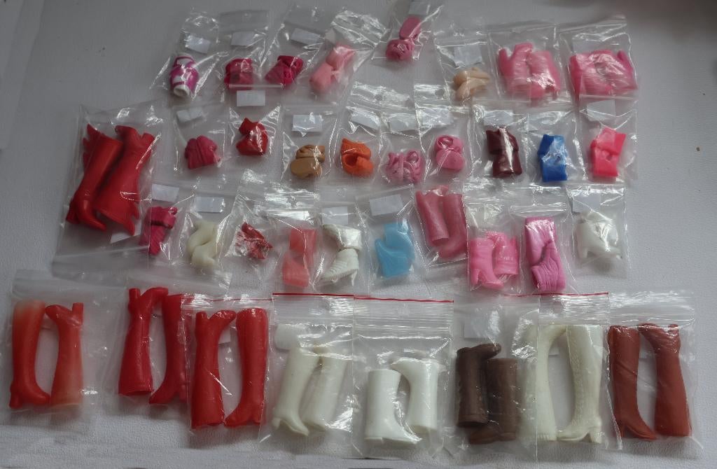 36 paar schoenen en laarzen passen bij Barbie en Shelly, Ophalen of Verzenden, Gebruikt, Fashion Doll