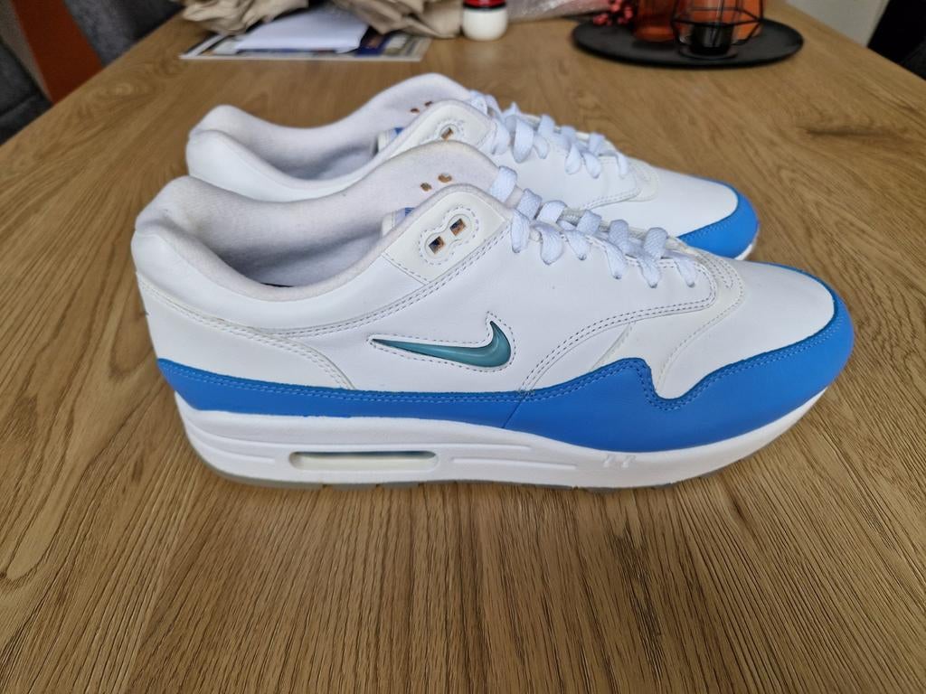 Nike Air Max 1 Jewel University Blue 45.5, Kleding | Heren, Schoenen, Blauw, Nike, Nieuw, Ophalen of Verzenden