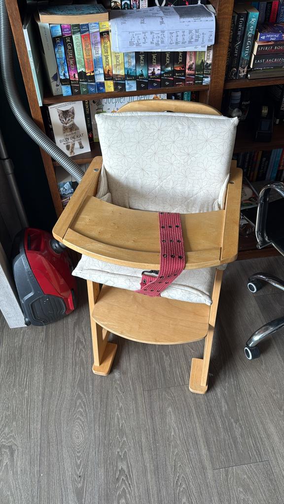 Houten meegroeistoel met kussens en gordel, Kinderen en Baby's, Kinderstoelen, Gebruikt, Meegroeistoel, Afneembaar eetblad, Ophalen of Verzenden
